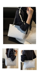 Détail du sac cabas bleu clair avec broderie florale et bandoulière en chaîne
