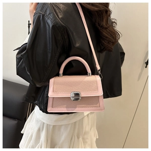 Détail du sac à bandoulière en cuir PU rose avec texture tissée et fermoir argenté