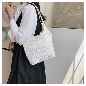 Détail rapproché d'un sac cabas blanc avec une texture de dentelle florale complexe