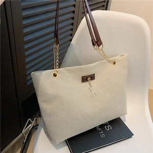 Sac Cabas en Nylon Grande Capacité pour Femme Sac à Épaule Urbain Simple Avec Bandoulière en Cuir et Chaîne et Pendentif Cerf Doré