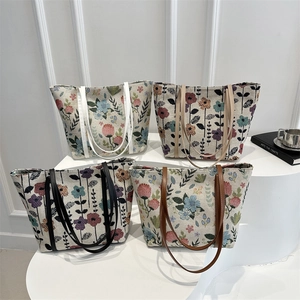 2025 Fashion New Floral Printed Large Capacity Underarm Shoulder Bag Vintage Street Style PU Leather Trim Women Tote Bag