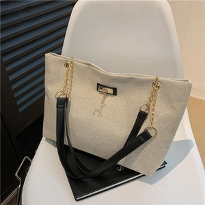 Sac fourre-tout en toile blanc cassé avec bandoulière en cuir noir et chaîne dorée