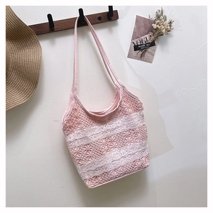 Détails de sac cabas en crochet rose orné de rubans en dentelle blanche élégants