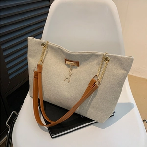 Grand sac cabas en nylon avec bandoulière en cuir et chaîne et pendentif cerf