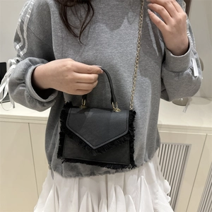 Sac à main noir tendance avec franges et bandoulière chaîne pour femme printemps 2025