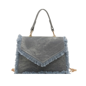 Umhängetasche aus Denim mit Fransen, Goldkette und Vintage-Trapezform für Damen
