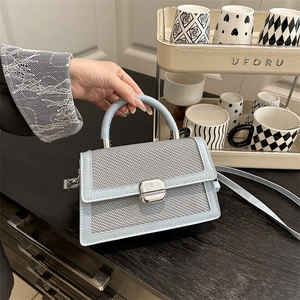 Sac à main carré bicolore tendance avec texture tissée et boucle métallique argentée
