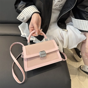 Petit sac à main rose en cuir et tissu avec fermoir rotatif argenté pour femmes