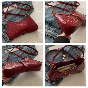 Détails de l'intérieur du sac rouge motif crocodile avec ornements à rivets dorés