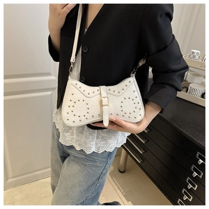 Détail du sac à bandoulière blanc à motif crocodile avec rivets dorés et boucle