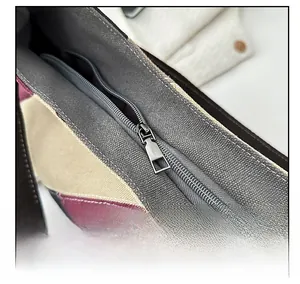 Detailaufnahme des glatten Reißverschlusses der Vintage Canvas Schultertasche