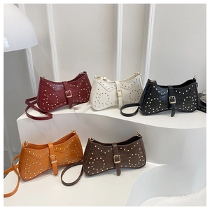 Vue détaillée des sacs croissants en cinq couleurs avec texture croco et rivets dorés