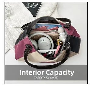 Draufsicht auf den geräumigen Innenraum der Canvas-Tasche mit Platz für tägliche Utensilien