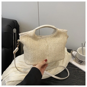 Détail du sac cabas tressé blanc cassé avec poignées en cuir et bandoulière amovible