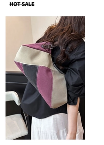 Detailansicht der großen Canvas-Tragetasche mit Retro-Farbelementen an einem weiblichen Model