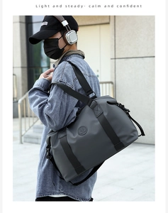 Uomo con borsa fitness grigio scuro impermeabile e tracolle in nylon rinforzate