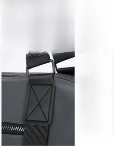 Dettaglio della borsa da viaggio grigia con finiture rinforzate, cerniere e cuciture forti