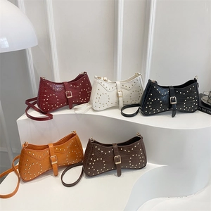 Sac Sous le Bras en PU Motif Crocodile pour Femmes Décor de Rivets Sac à Épaule Croissant Décontracté