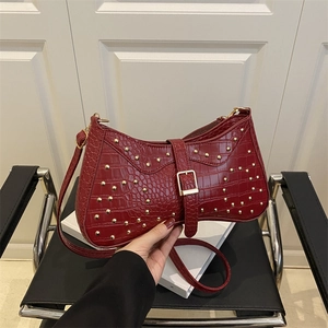 Sac croissant rouge foncé à motif crocodile, clous dorés et boucle de ceinture
