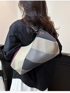 Details der Nähte und des Retro-Patchwork-Designs auf einer Canvas-Umhängetasche