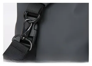 Dettaglio del tessuto grigio impermeabile con cinturino in nylon nero e gancio metallico