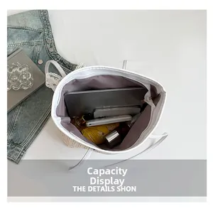 Intérieur spacieux du sac cabas en paille blanche avec dentelle montrant sa grande capacité