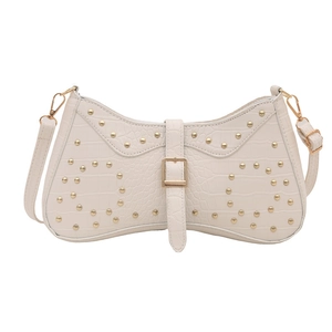 Sac croissant blanc à motif crocodile avec clous dorés et boucle décorative