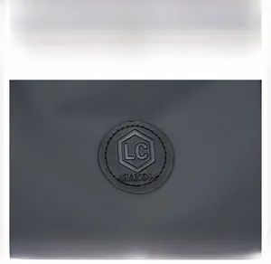 Dettaglio del logo circolare in pelle e trama a griglia della borsa da viaggio sportiva