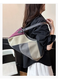 Details der Canvas-Tasche mit lila, beige und grauer geometrischer Farblock-Patchwork