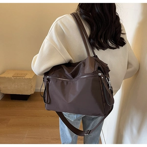 Detail der wasserdichten Nylon-Schultertasche mit großem Fassungsvermögen und Frontfach