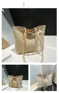 Détail du sac cabas en paille kaki avec tissage à chevrons et nœud en dentelle blanche