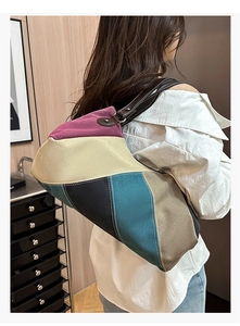 Detailansicht der Canvas-Einkaufstasche mit Patchwork-Muster und braunem Lederriemen