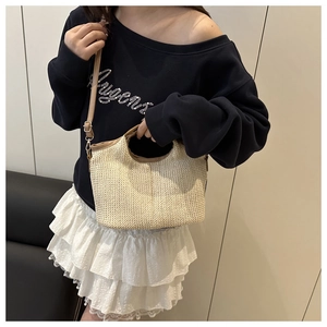 Sac fourre-tout en paille tissée beige avec bordure en cuir marron et bandoulière réglable