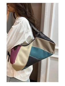 Detail der mehrfarbigen Canvas-Hobo-Tasche mit Patchwork-Design und Leder-Schultergurt