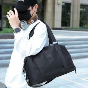 Borsa sportiva impermeabile nera da viaggio con tracolla regolabile e manici superiori