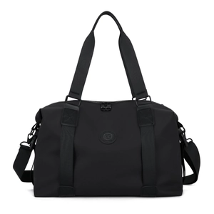 Borsa sportiva nera impermeabile con doppi manici e tracolla regolabile su sfondo bianco