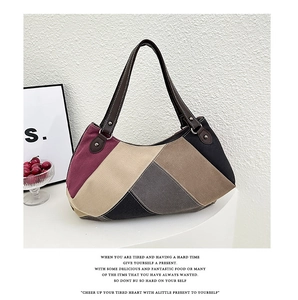 Details der Vintage-Canvas-Tasche mit farbigem Patchwork und Ledergriff mit Nieten