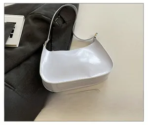 Borsa hobo in pelle verniciata azzurra lucida con smartphone per riferimento taglia