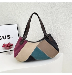Detailaufnahme der mehrfarbigen Canvas-Patchwork-Schultertasche mit Lederriemen