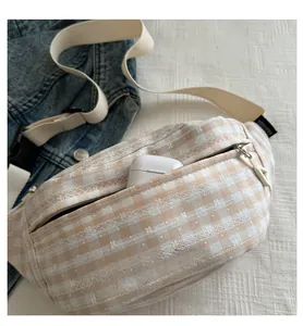 Detalle del bolso bandolera de pana con bordado floral y un bolsillo delantero con cremallera