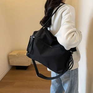 Minimalistische schwarze Nylon-Tasche für Damen als große Umhängetasche für den Alltag