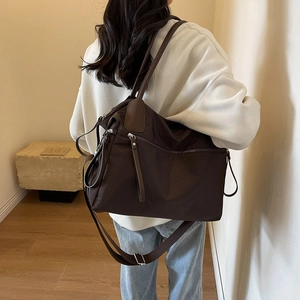 Braune Nylon-Einkaufstasche mit Ledergriffen und verstellbarem Gurt für das tägliche Pendeln