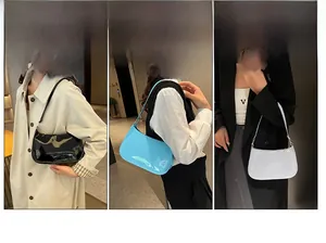 Collage verticale di borse hobo in pelle PU lucida nei colori nero, blu e bianco