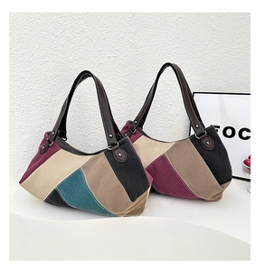 Details der Vintage-Patchwork-Canvas-Tasche mit Lederriemen und Nietenverstärkung