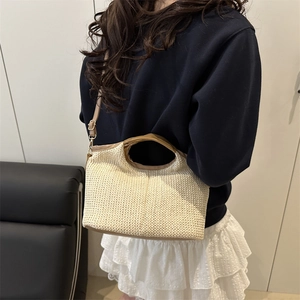 Sac fourre-tout chic en paille tissée avec corps beige et bandoulière réglable en cuir kaki