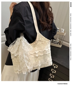 Détail du sac cabas en dentelle blanche avec volants et un grand nœud décoratif
