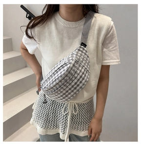 Détail du sac de poitrine à carreaux vichy gris et blanc avec bandoulière ajustable
