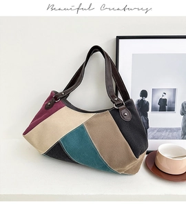 Detailaufnahme der Retro-Canvas-Handtasche mit Ledergriffen und Nietendetails