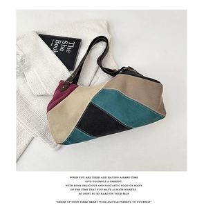 Detailansicht der Retro-Canvas-Tasche mit farbigem Patchwork und hochwertigen Lederriemen