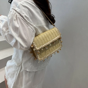 Straw chain crossbody bag with shell pendant and lace trim for beach vacation style
